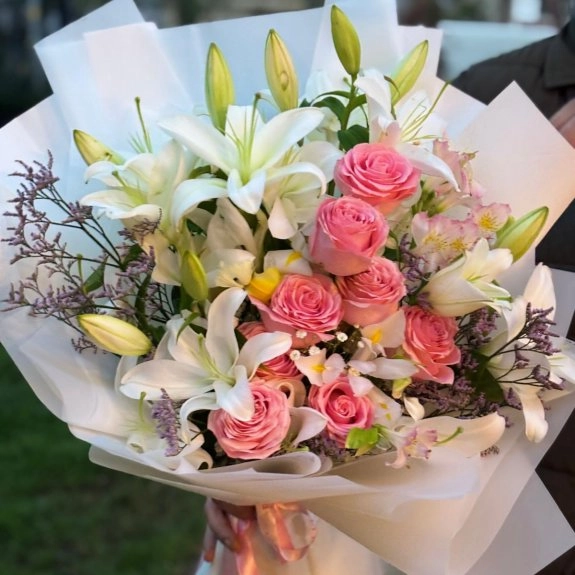 Lilyum Ve Pembe Gül Buketi