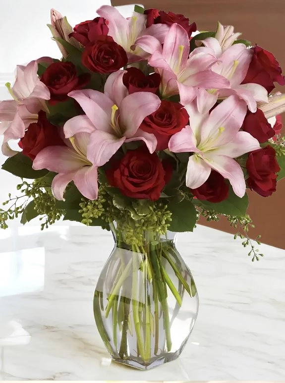 Vazoda Pembe Lilyum Ve Kırmızı Güller